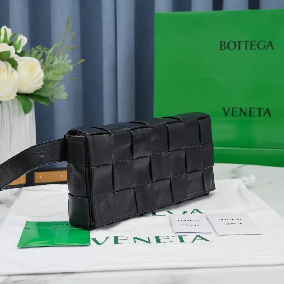 #B家 Rubik's cube woven bag has a simple triangular 🔻 design on the shoulder strap. It is officially introduced as a crossbody bag, but it can be used as a chest bag, a waist bag or in the hand. It feels great in the hand, and the shoulder strap can also be used as a belt. This design is relatively niche and not easy to hit! Men's bags are really popular these days. They are unisex and can also be used as couple's styles👩‍❤️‍💋‍👨. The shape is a classic lntrecciato woven design, with magnetic buckle, waxed calfskin + suede lining, showing classic elements, low-key without losing quality🧚🏻‍♀️ Size: 24x14x4cm 6712#